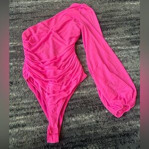 ANRABESS Hot Pink One Sleeve Mesh Overlay Bodysuit With Ruched Back & Sides
